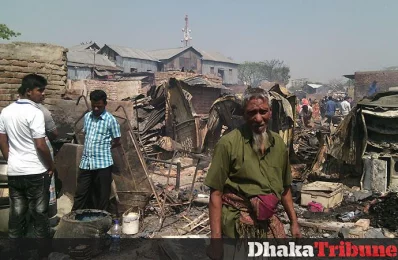 Hundreds of shanties were gutted by massive fire at Korail slum in Dhakau2019s Mohakhali area. Photo: Abu Hayat Mahmud /Dhaka Tribune