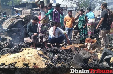 Hundreds of shanties were gutted by massive fire at Korail slum in Dhakau2019s Mohakhali area. Photo: Abu Hayat Mahmud /Dhaka Tribune