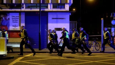 Police attend to an incident on London Bridge in London, Britain, June 3, 2017/REUTERSrn