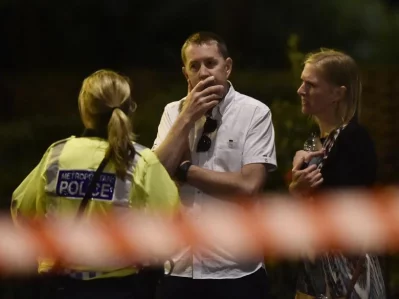 People speak with a police officer after an incident near London Bridge in London, Britain June 4, 2017/REUTERSrn