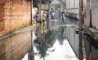 Leaked, smelly stagnant sewerage water on several streets in Dhakau2019s Demra neighbourhood making the lives of the people living there miserable for the last few months. The photo was taken on Wednesday, November 23, 2016 Mehedi Hasan/DHAKA TRIBUNE 