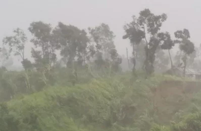 Severe cyclonic storm Mora has lashed Bangladeshu2019s coastal areas with heavy rains and winds. Photo: Syed Zakir Hossain/DHAKA TRIBUNE