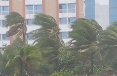 The storm hit the coast between Coxu2019s Bazar and Chittagong in between 6am and 7am on Tuesday. Photo: Syed Zakir Hossain/DHAKA TRIBUNE
