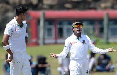 Bangladesh cricket captain Mushfiqur Rahim (R) speaks as teammate Taskin Ahmed (L) looks on during the second day of the opening Test cricket match between Sri Lanka and Bangladesh at The Galle International Cricket Stadium in Galle on March 8, 2017 AFP