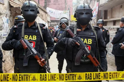 Members of RAB stand guard outside the militant den in Nakhalpara, Dhaka, on January 12, 2018 | Mehedi Hasan/Dhaka Tribune