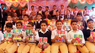 Students of Pabna receive new textbooks on January 1, 2018 | Dhaka Tribune