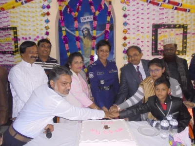 Cutting a cake amidst Christmas celebration in Rajbari | Kazi Tanvir/Dhaka Tribune