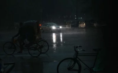 At half past 11 in the morning, motor vehicles had to switch on their headlights in order to navigate | Mehedi Hasan/Dhaka Tribune