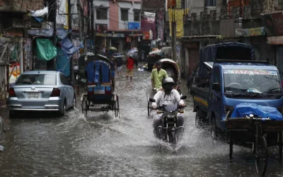 Pedestrians and passengers alike braved the rain to see to their business | Mehedi Hasan/Dhaka Tribune