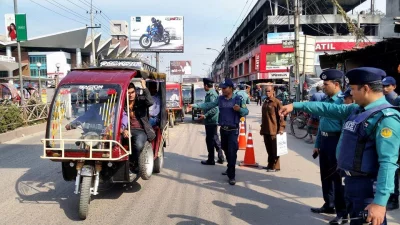 Police stops and searches a vehicle in Rajshahi on February 7, 2018 prior to Khaleda Zias verdict | Dhaka Tribune 