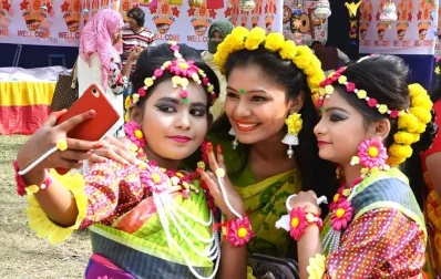 Three girls in a selfie mood at the premises of the Fine Arts Faculty, Rajshahi University|| Dhaka Tribune