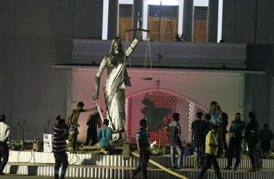 A group of people, with hammers and a chisel, are removing the statue of Lady Justice | Mahmud Hossain Opu/Dhaka Tribunern