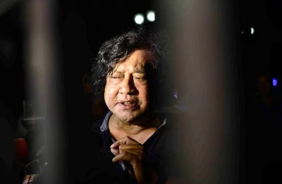 Sculptor Mrinal Haque approaches the locked High Court gate to speak to journalists | Mahmud Hossain Opu/Dhaka Tribune