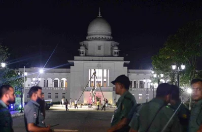 Law enforcers guard the Supreme Court gate while the statue is being removed | Mahmud Hossain Opu/Dhaka Tribunern