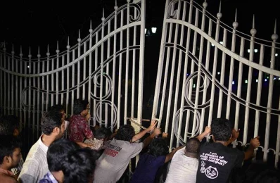 A crowd, at the locked gate of the Supreme Court, protest the removal of the statue | Mahmud Hossain Opu/Dhaka Tribunern