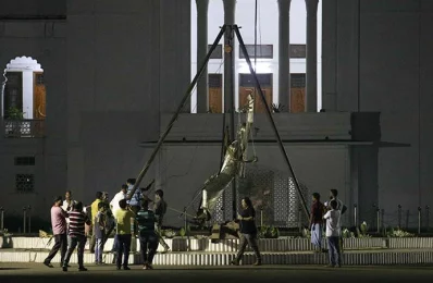 The statue is completely removed from its spot and hoisted up by a crane | Mahmud Hossain Opu/Dhaka Tribunern