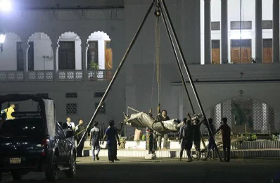 The statue is in chains and is being loaded in a pick-up truck | Mahmud Hossain Opu/Dhaka Tribune rn
