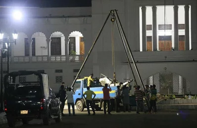 The statue is laid down on the blue pick-up truck, headed towards the south side of the Supreme Court premises | Mahmud Hossain Opu/Dhaka Tribune rn