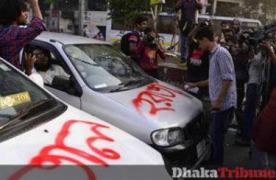 Protesters vandalising two vehicles in support of the strike against gas price hikes  MAHMUD HOSSAIN OPU/DHAKA TRIBUNE