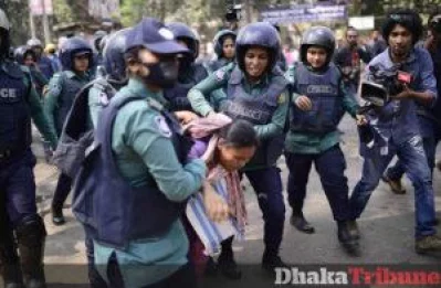 Police try to physically restrict protesters from marching MAHMUD HOSSAIN OPU/DHAKA TRIBUNE