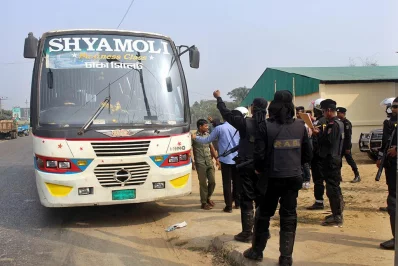 RAB stops a bus and searches at Kadamtali on the Dhaka-Sylhet highway on February 7, 2018 prior to Khaleda Zias verdict | Dhaka Tribune 