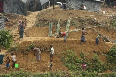 The new shelter - Men excavate land to construct shanties in Bhalukhali shelter at Coxu2019s Bazaru2019s Ukhia. Balukhali is a new shelter for Rohingyas built 10 to 15 days ago. The photo was taken on September 6, 2017 | Syed Zakir Hossain/Dhaka Tribune