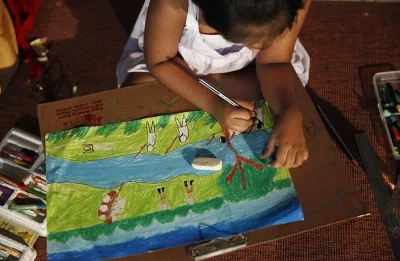 A girl imagines and draws scenes from the Liberation War at Suhrawardy Udyan on March 26, 2018 | Mehedi Hasan/Dhaka Tribune