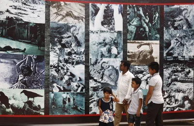 Spectators look at the gruesome images of the martyred intellectuals at Suhrawardy Udyan | Mehedi Hasan/Dhaka Tribune