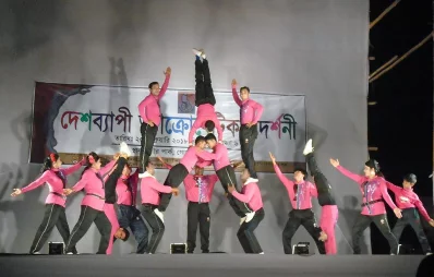 A group of 25 acrobats, wearing bright makeup and glittery clothes, performed various feats of acrobatics and entertained the guests for continuous two hours at Pauro Park, Gopalganj on Sunday evening|| Dhaka Tribune