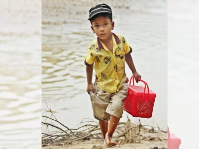 A Rohingya child - Tarek, a five-year-old Rohingya child, crosses into Bangladesh with his mother through the Tumru border in Bandarban on September 7, 2017 | Syed Zakir Hossain/Dhaka Tribune