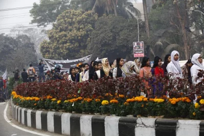 People are on their way to central Shaheed Minar to recall the martyrs who have sacrificed their lives to establish the right of the mother tongue as well as protecting self-entity, and culture and heritage | Mehedi Hasan/ Dhaka Tribune