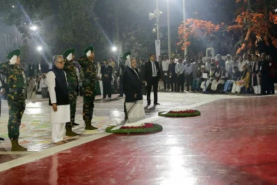President Abdul Hamid and Prime Minister Sheikh Hasina place floral wreaths at the Central Shaheed Minar in tribute to martyrs of the language movement | Syed Zakir Hossain/Dhaka Tribune
