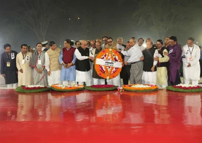 Leaders of 14-party alliance pay homage to the Language Movement martyrs by placing wreaths at the Shaheed Minar in the wee hours | Syed Zakir Hossain/Dhaka Tribune