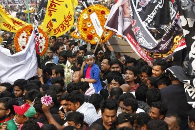 People from various institutions, including members of social and cultural clubs, gathered to pay homage to the language martyrs and activists | Mehedi Hasan/Dhaka Tribune