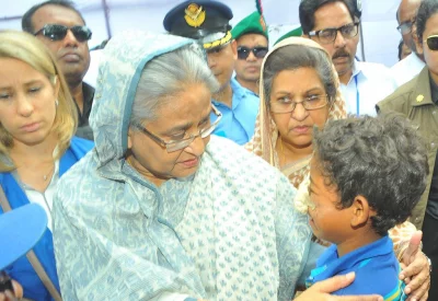 Sheikh Hasina consoles a Rohingya child who developed a serious injury in his nose | Focus Bangla
