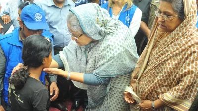 Prime Minister Sheikh Hasina shows affection to a Rohingya child during her visit to Kutupalong Rohingya camp in Coxu2019s Bazar | Focus Bangla