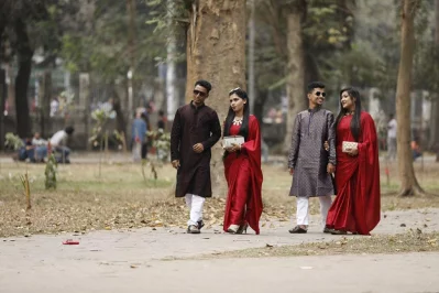 Lovers express their feelings by spending time with each other, exchanging presents, among other forms of expressing affection | Mehedi Hasan/Dhaka Tribune