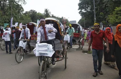 Protestors carrying placards and carrying posters on rickshaws demanding the age to be increased for government jobs to 35 | Mehedi Hasan/Dhaka Tribune