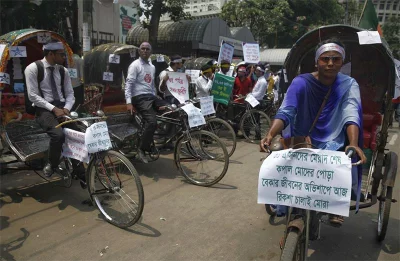 Protestors riding the rickshaw to symbolize the detrimental effects of age restriction on governmental jobs | Mehedi Hasan/Dhaka Tribune