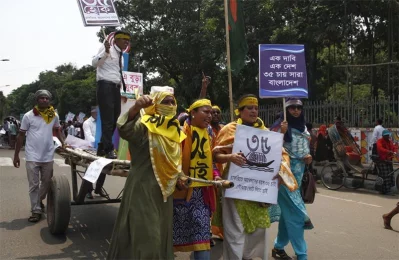 With placards and banners attached to their body, female protestors demand for the age to be increased to 35 for government jobs | Mehedi Hasan/Dhaka Tribune
