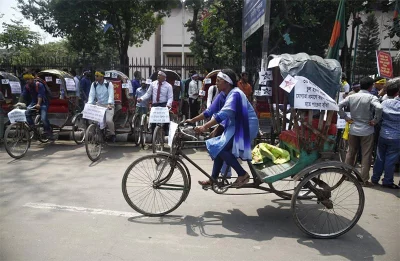 A female protestor riding a rickshaw with a poster demanding that age 30 is too low to prove their skills and qualifications | Mehedi Hasan/Dhaka Tribune