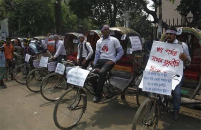 Protestors carrying placards and posters demanding that people above 30 are highly capable of doing government jobs and are not old enough to burn out under pressure | Mehedi Hasan/Dhaka Tribune