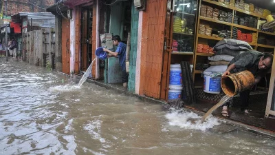 The water congestion forced traders to raise the height of the doorstill of both shops and warehouses |Rabin Chowdhury/Dhaka Tribune|