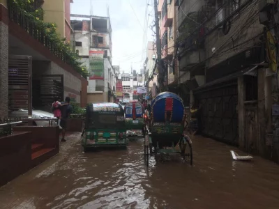 While wider thoroughfares in Dhaka drained to a degree, flooding persisted in many of the smaller alleys throughout the city. Photo: MAHADI AL HASNAT/DHAKA TRIBUNE