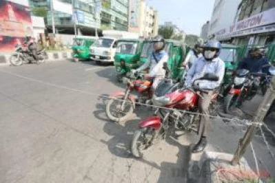 Red light of the traffic signal is on. Still Dhaka Metropolitan Police has adopted a u201crope tricku201d to hold bikers and drivers still, apparently indicating Dhakaitesu2019 lack of respect for traffic rules. The picture was taken on Wednesday, November 23, 2016 from Dhakau2019s Bijay Sarani intersection SYED ZAKIR HOSSAIN/DHAKA TRIBUNE