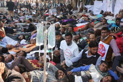 Teachers from all over the country have joined the hunger strike on its fourth day | Syed Zakir Hossain/Dhaka Tribune