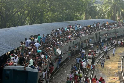 The Eid rush started to peak on Friday morning as thousands of people got on trains, buses and launches to go home for the holidays | Syed Zakir Hossain/Dhaka Tribune