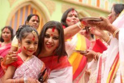 Mother-daughter poses amid celebrations.Photo: Dhaka Tribune/Syed Zakir Hossain