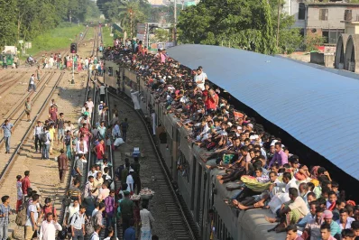 At the railway stations, passengers who could not collect tickets simply chose to get on the train roofs | Syed Zakir Hossain/Dhaka Tribune