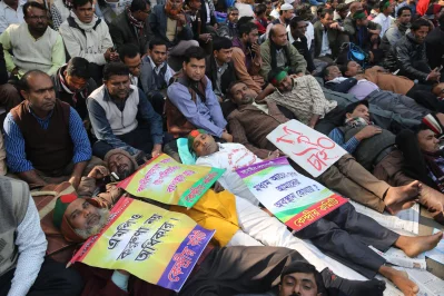 Few protesters lie down to take rest while they eagerly wait for the decision | Syed Zakir Hossain/Dhaka Tribune